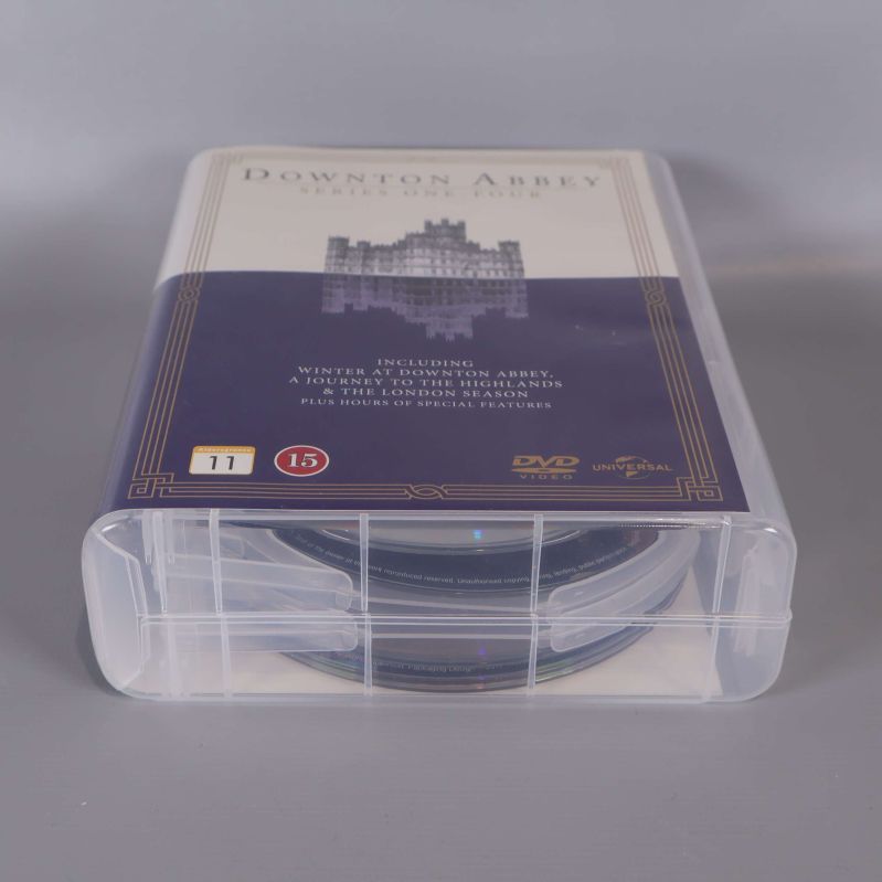 Boxen fotograferad ovanifrån, visar tydligt DVD-skivorna inuti