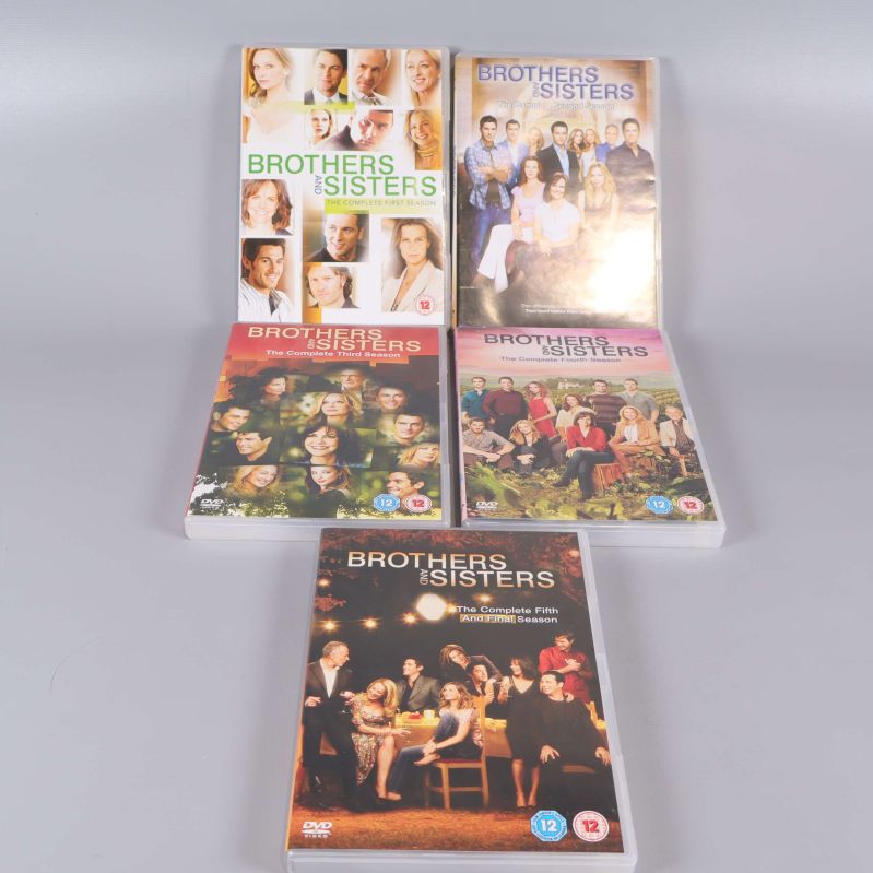 Alla fem Brothers and Sisters DVD-fodral urplockade och upplagda