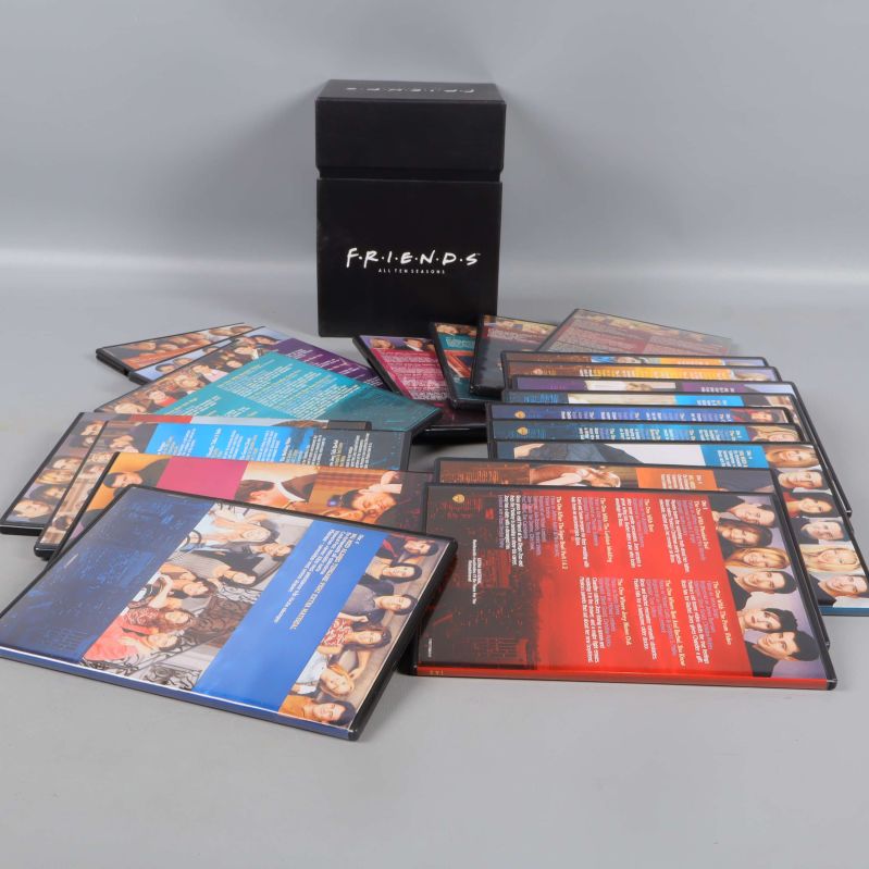 Alla säsongers dvd-fodral utlagda runt den svarta boxen