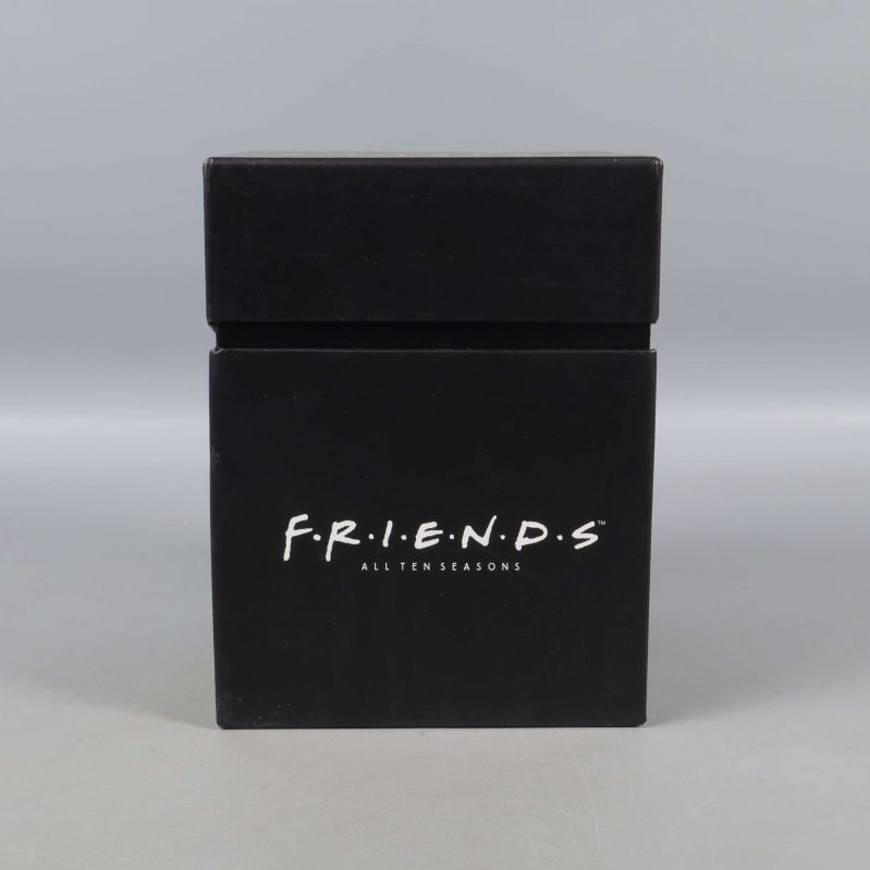 Friends All Ten Seasons svart box med lock i fokus