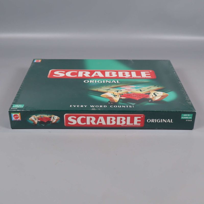 Scrabble Original kartong fotograferad framifrån med fokus på logotypen