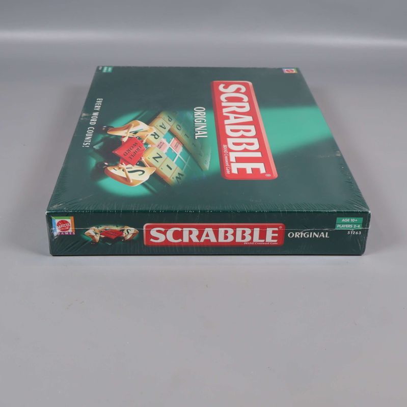 Scrabble Original fotograferad från sidan med röd logotyp synlig