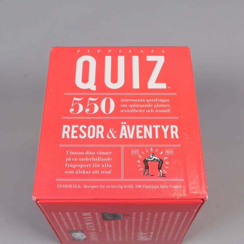 Ovansida av quizspel-box med quiz och äventyrstema