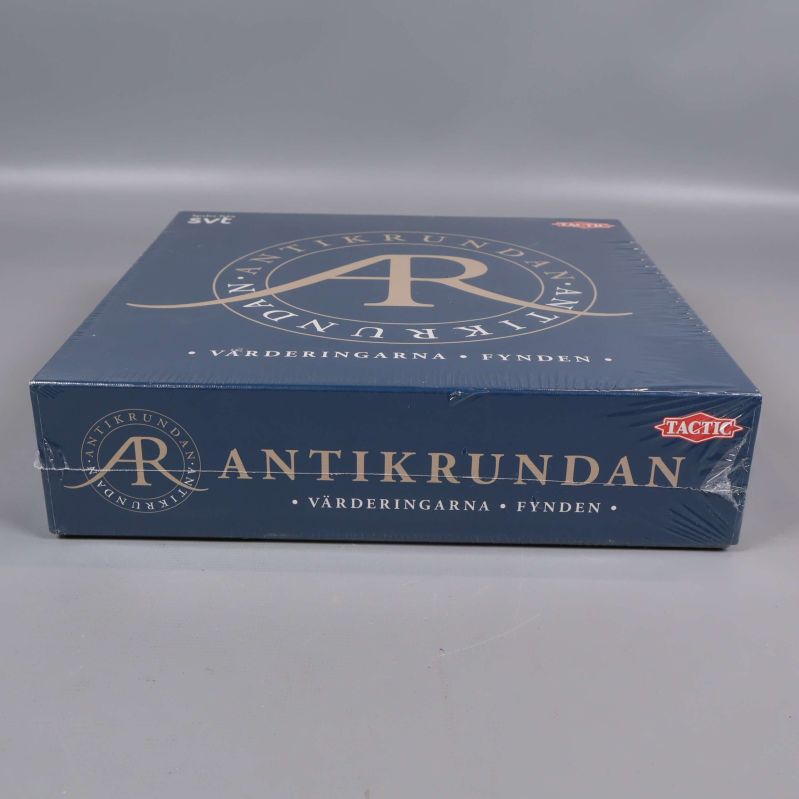 Antikrundan spelkartong sedd från sidan med logotyp