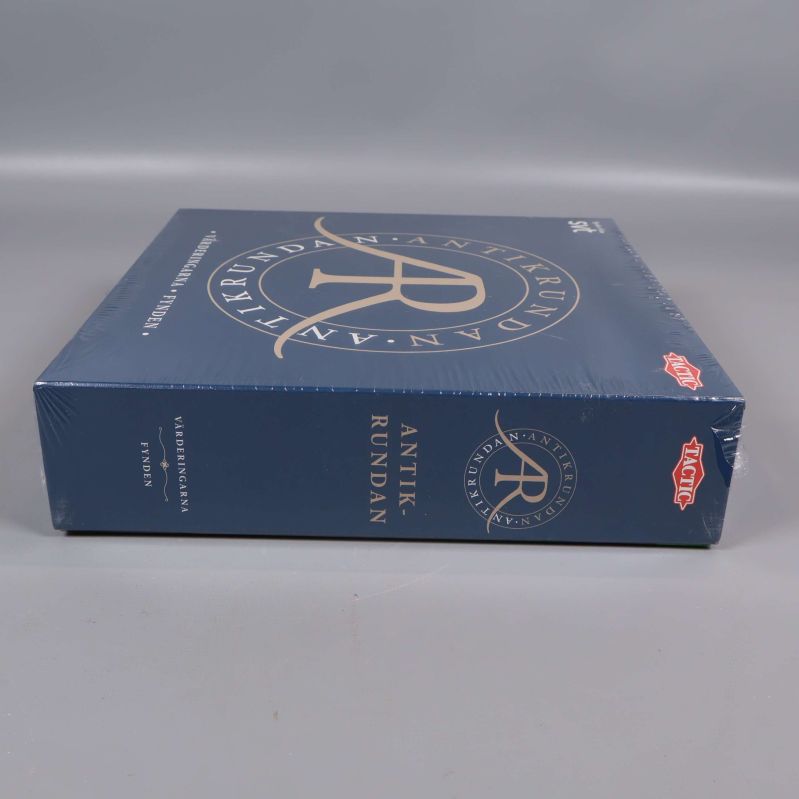 Antikrundan spelkartong långsida med text och logotyp
