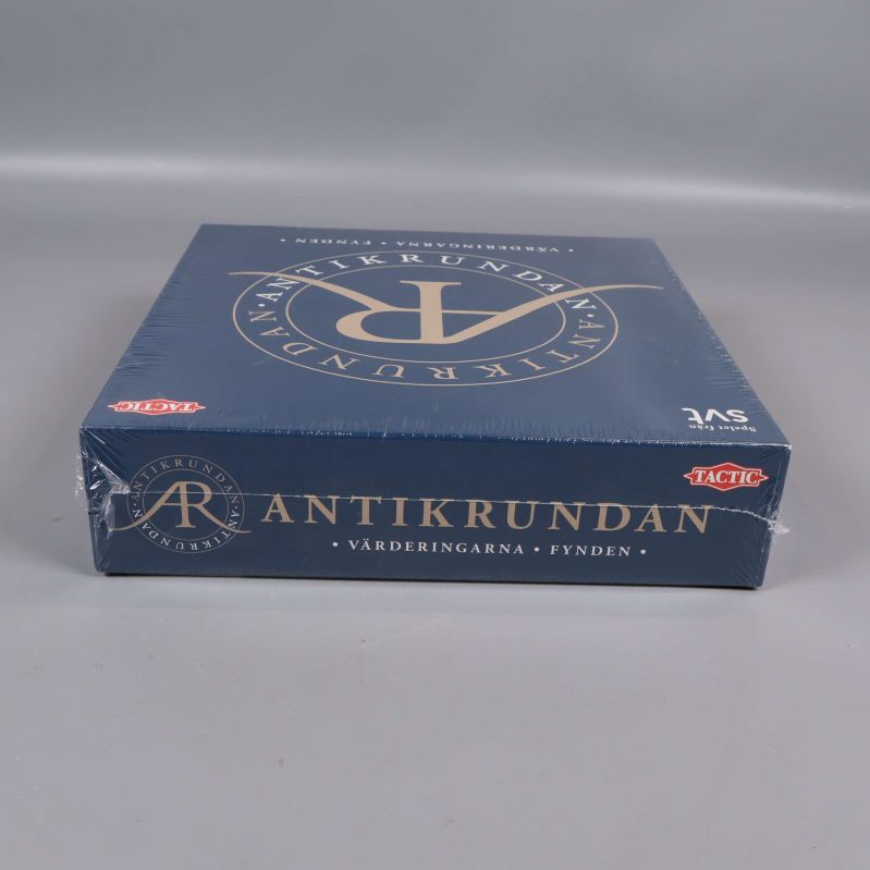 Antikrundan spelkartong front och sida med Tactic logotyp