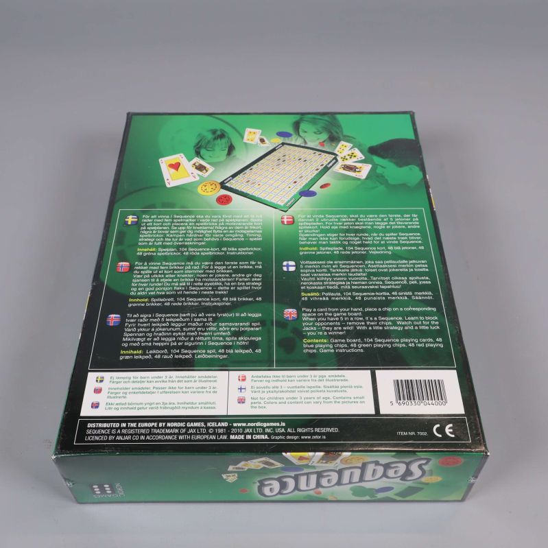 Baksidan av Sequence-spel med regler och illustration av spelplan