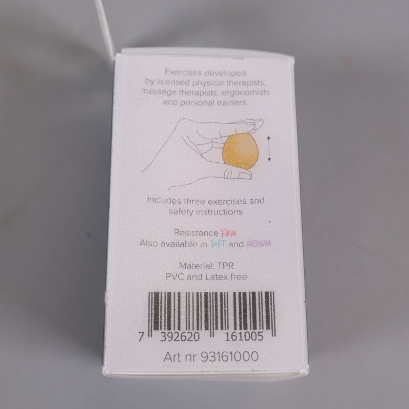 Sida av förpackning med materialinfo och illustration av gul boll