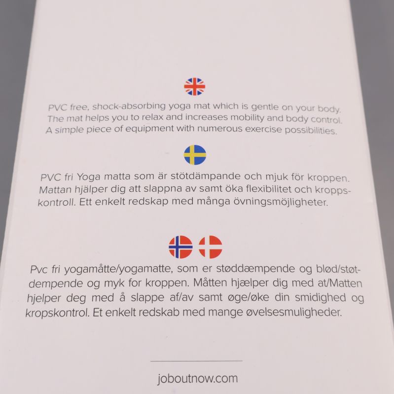 Text på förpackning om PVC-fri yogamatta på svenska och norska