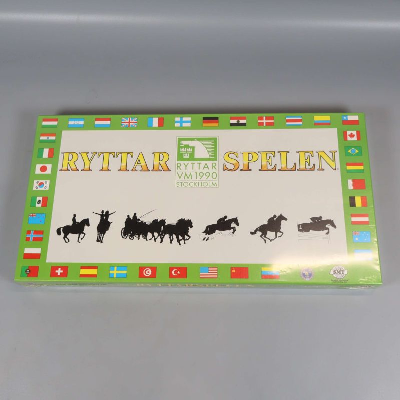 Framsidan på spelboxen Ryttarspelen VM 1990 med flaggor och silhuetter