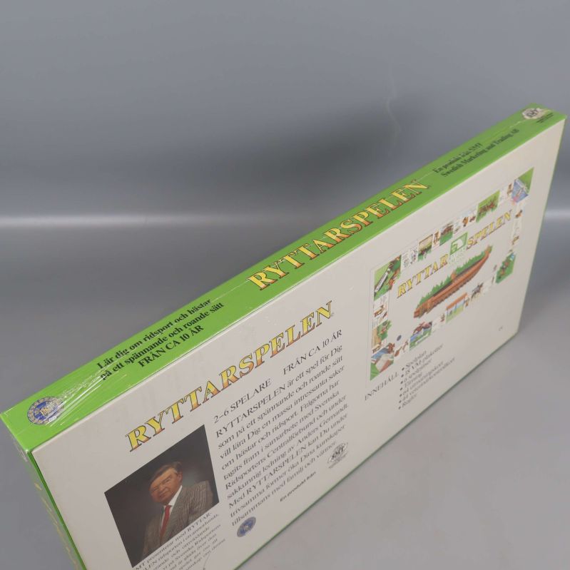 Sido- och baksidan av Ryttarspelen spelbox i vinkel