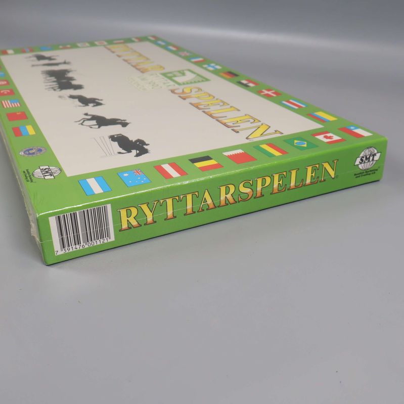 Närbild på hörn av Ryttarspelen box med titeln på sidan