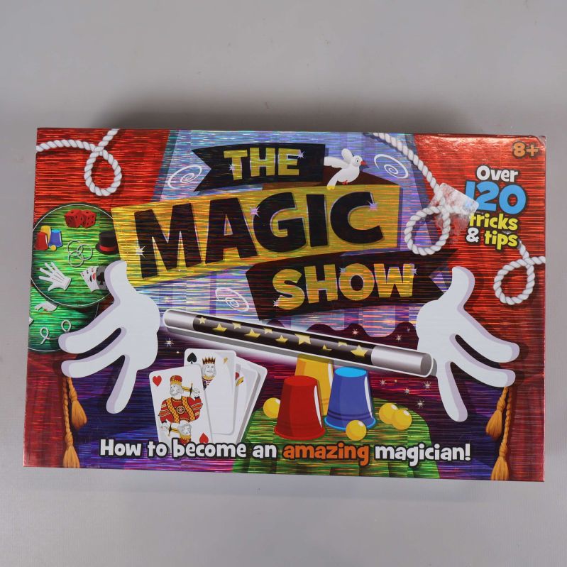 Framsidan på The Magic Show med magiska tillbehör