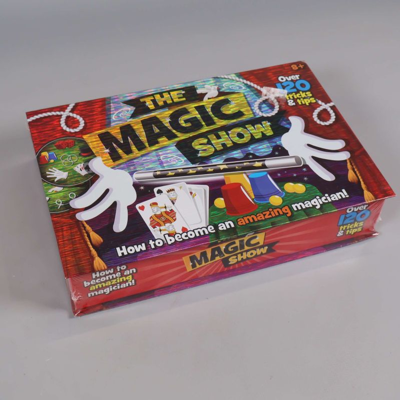 The Magic Show sett snett framifrån med spelboxens design