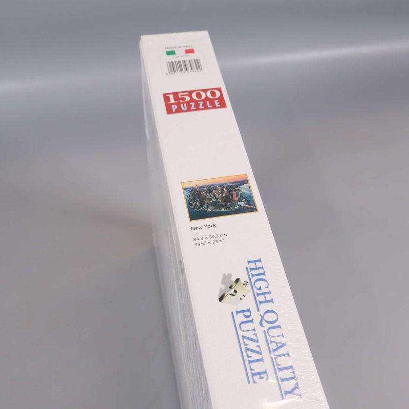 Närbild på långsida av pussellåda, text 1500 puzzle