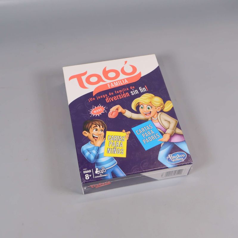 Tabu Familj spelbox fotograferad snett framifrån mot vit bakgrund