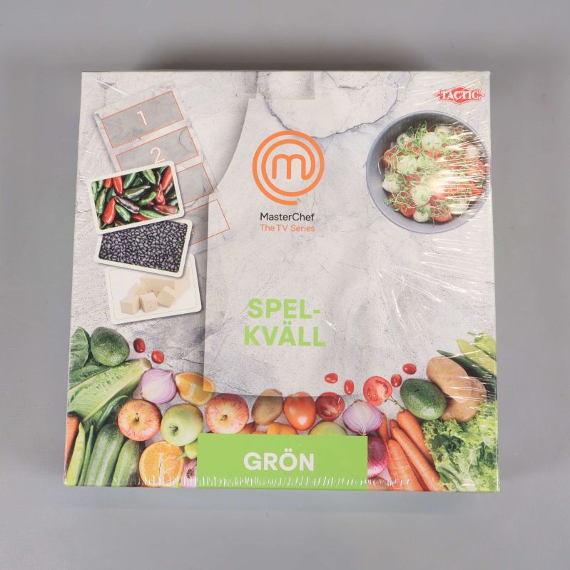 MasterChef spelkväll grön framsida med matmotiv och spelkort
