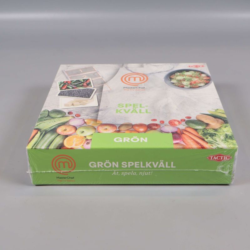 Nedifrån på MasterChef sällskapsspel grön med logga och text