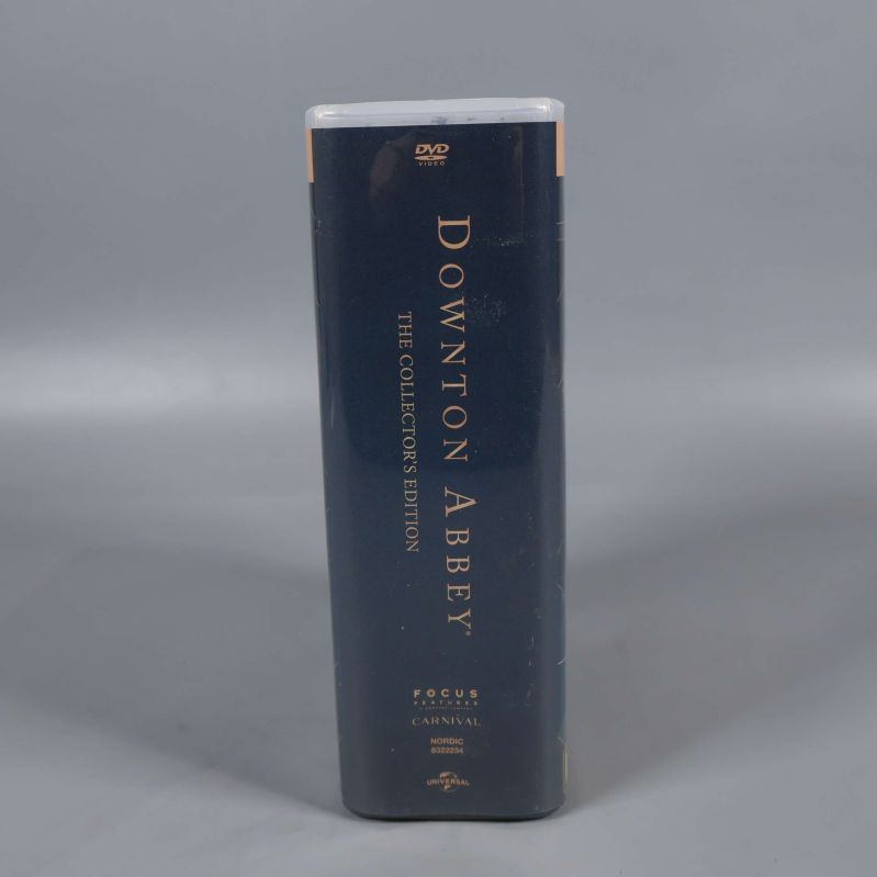 Ryggsida av Downton Abbey DVD-box med tydlig text
