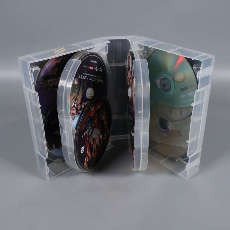 Öppen DVD-box med flera Downton Abbey-skivor