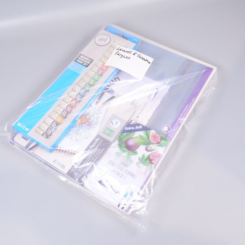 Akvarellsetet förpackat i genomskinlig plastpåse
