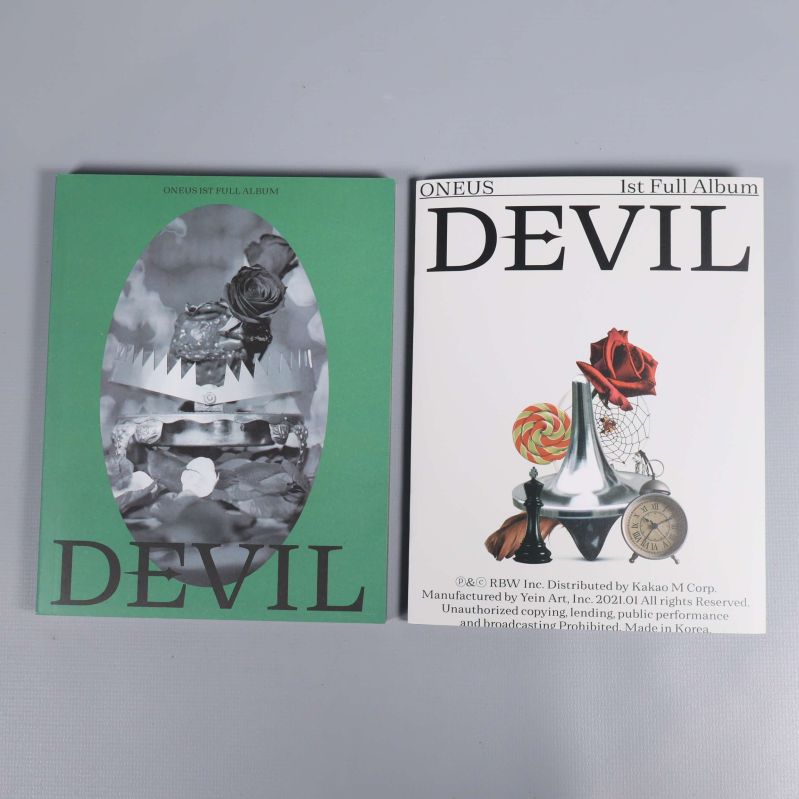 Två fotoböcker med titeln Devil synliga på framsidan