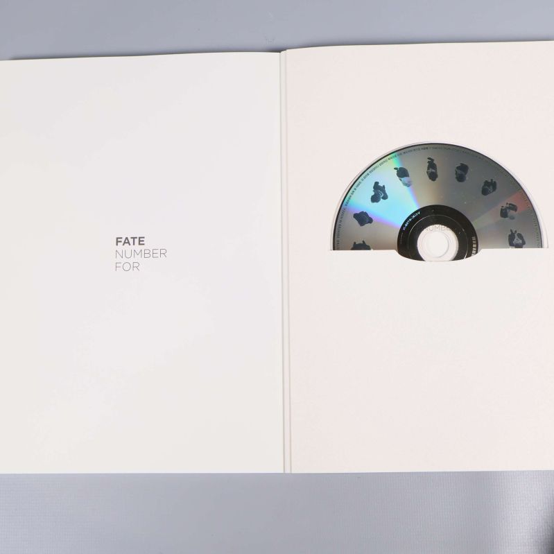 Insida av album med CD-skiva placerad till höger