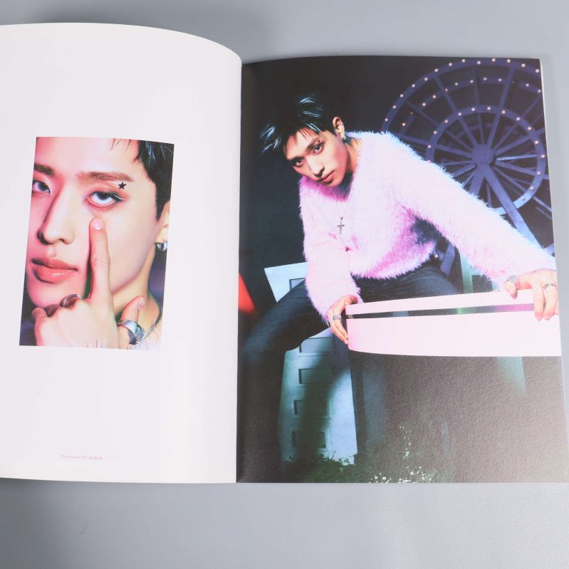 Idol i rosa tröja poserar i fotobok