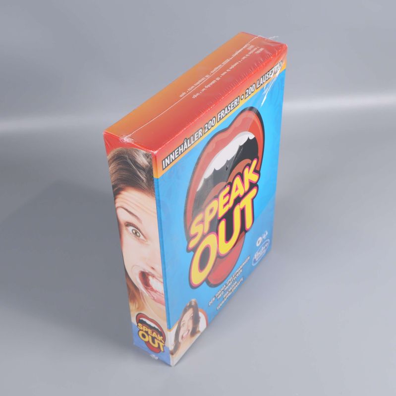 Speak Out spelbox sedd från sned vinkel