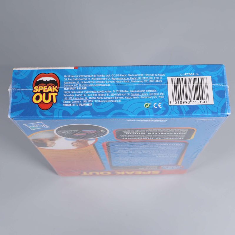 Överkant av Speak Out spelbox med streckkod och logotyper