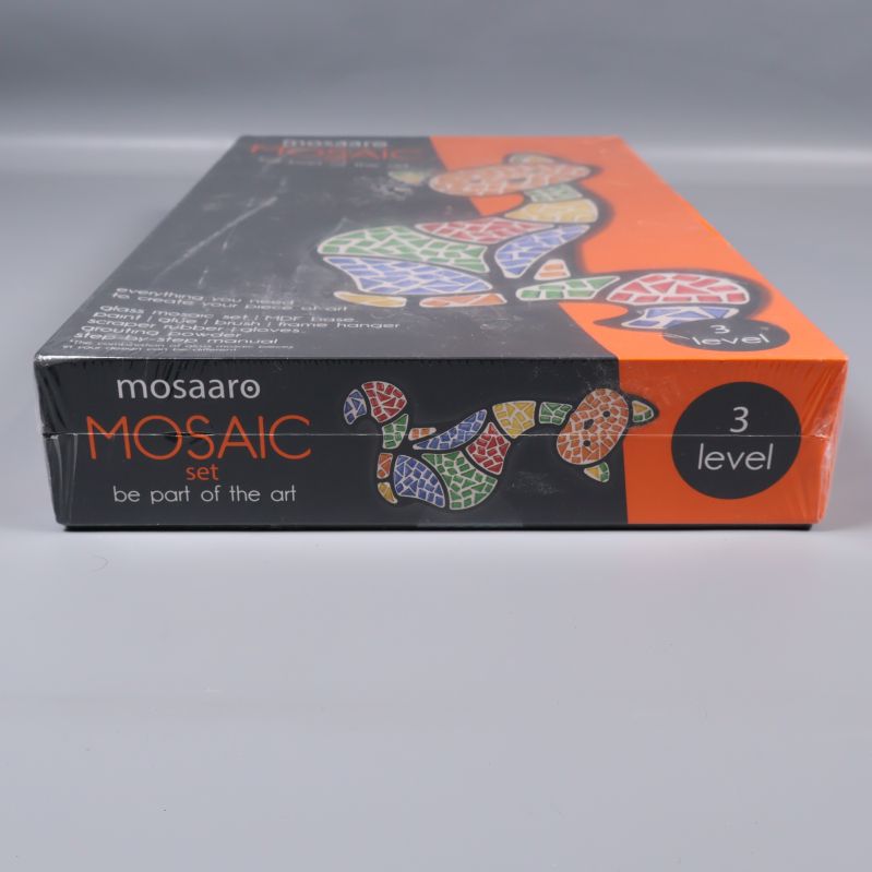 Sido vy av mosaikset med orange mosaikbokstäver och motiv