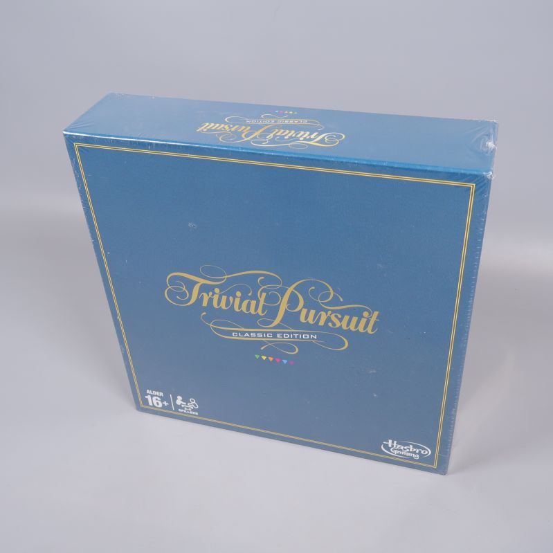 Trivial Pursuit Classic i blå kartong i vinkel