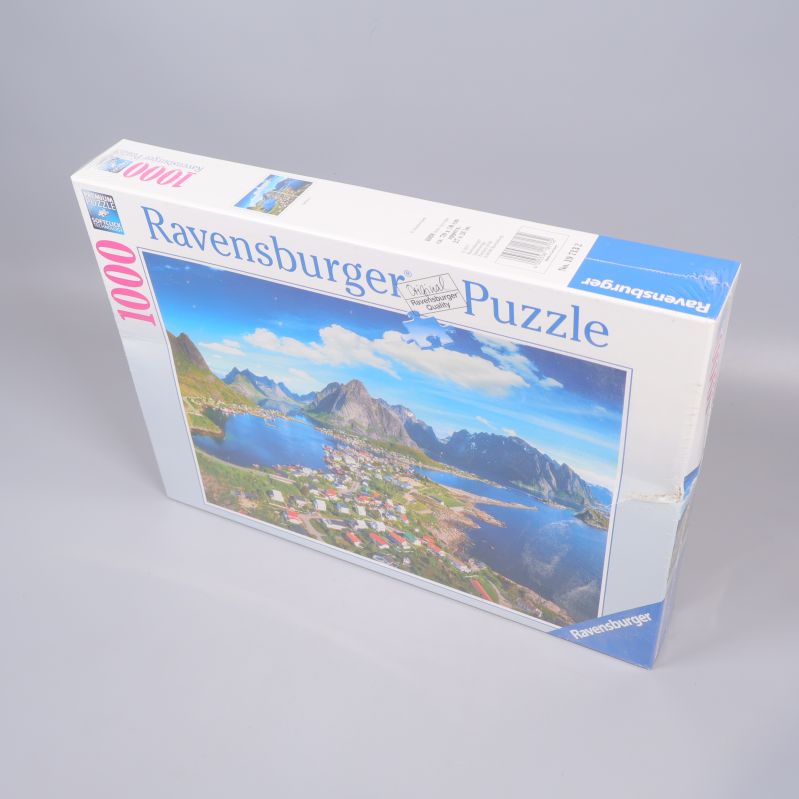 Pussellåda från sidan med motiv och Ravensburger-logo
