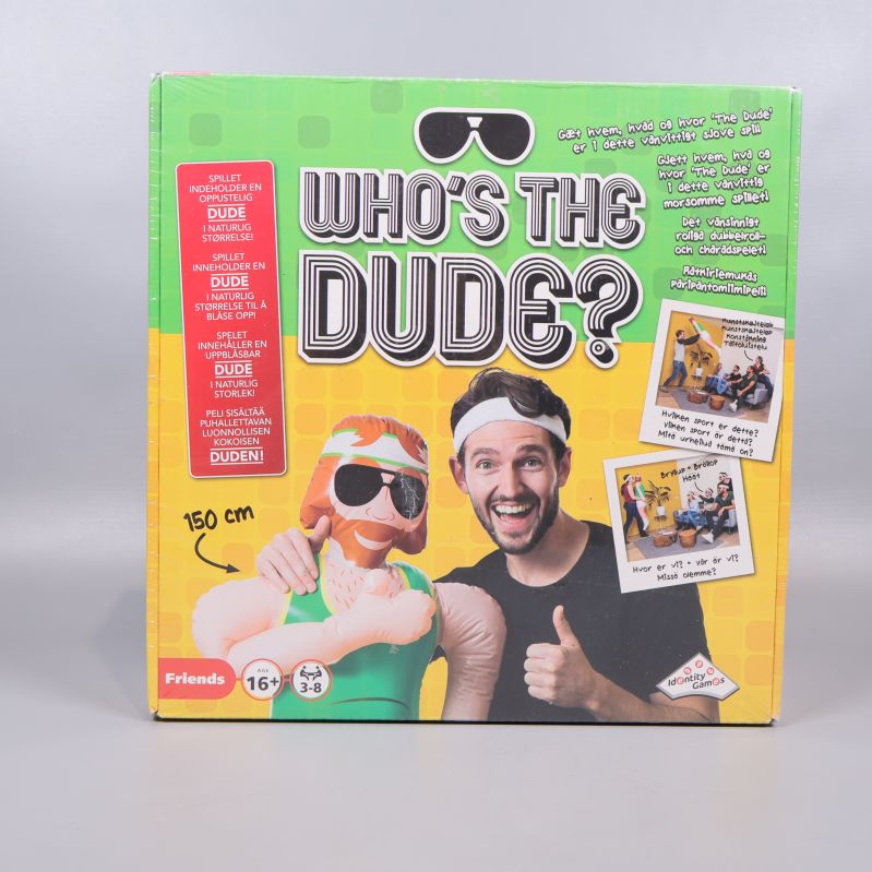Framsidan på Who’s the Dude? med spelare och docka