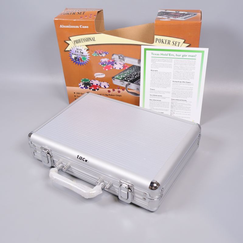 Aluminiumväska för poker set placerad framför kartongen