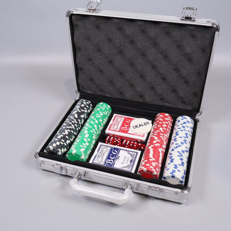 Öppen aluminiumväska med pokerchips, två kortlekar och tärningar