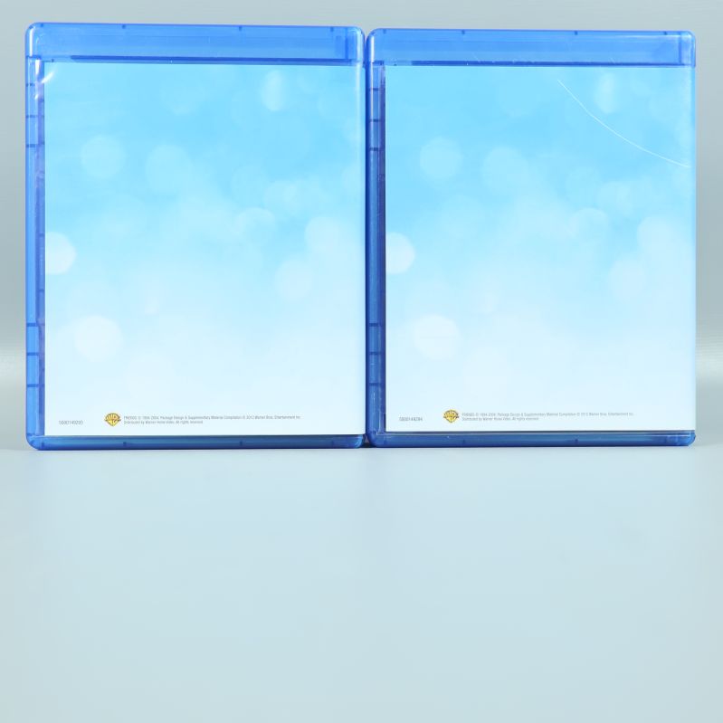 Baksidor av båda Friends blu-ray boxarna utan motiv