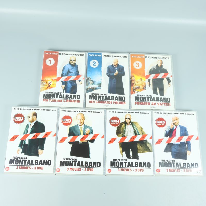 Framsidor av sju DVD:er av Kommissarie Montalbano utlagda plant