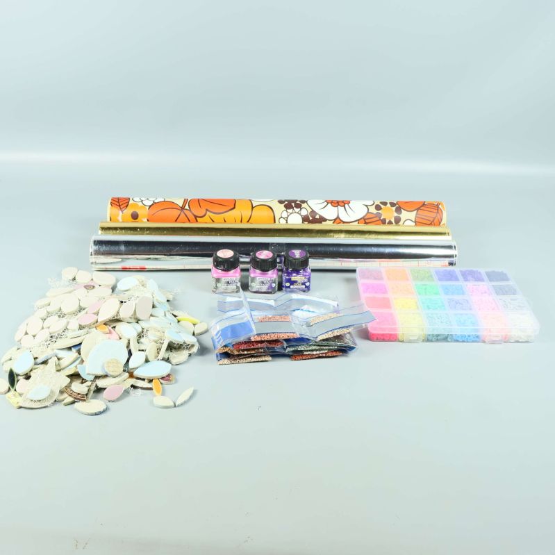 Konstnärsmaterialsats med papper, mosaik, pärlor och färger