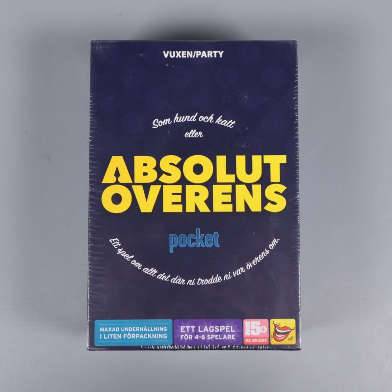 Framsidan av Absolut Överens pocket i mörkblå förpackning