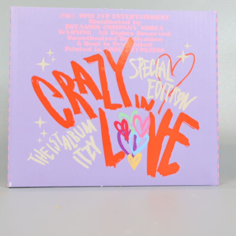 Framsida av box till ITZY Crazy In Love med stark grafisk design