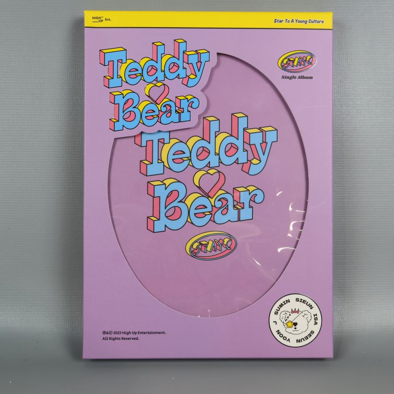 Framsidan av albumförpackning i lila med Teddy Bear-tryck