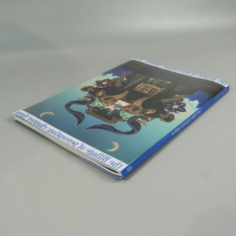 CD-album sett från sidan med blått och konstnärligt omslag