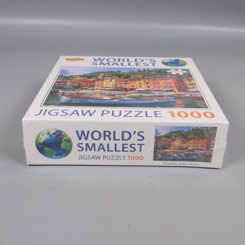 Sidan av asken med motivet och texten World's Smallest Jigsaw Puzzle 1000