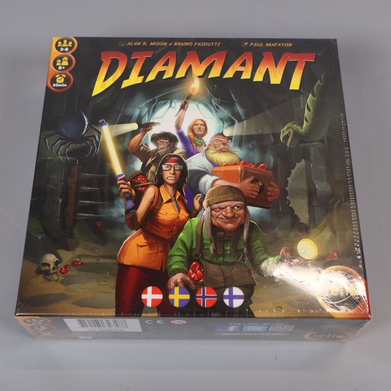 Framsidan av Diamant brädspel med äventyrare och grottmotiv
