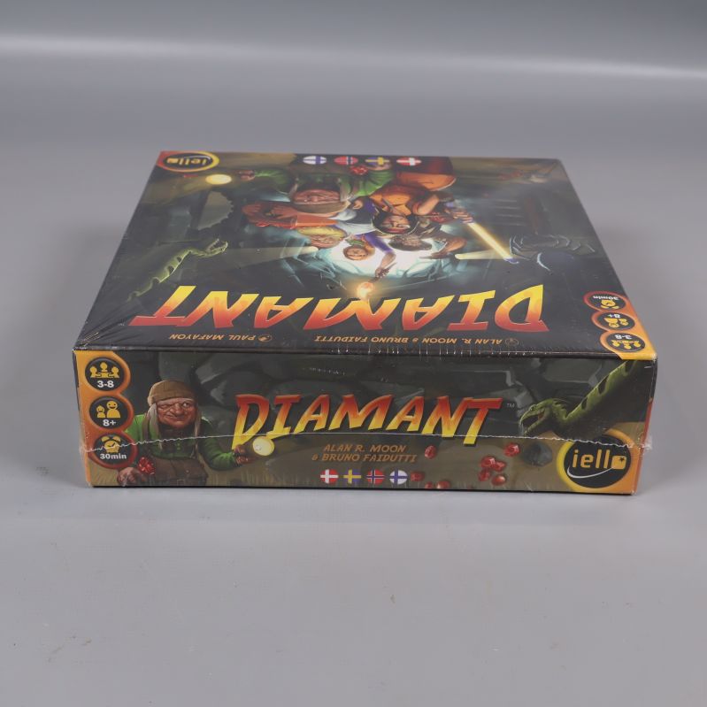 Nedifrån bild av Diamant spelkartong med spelikoner