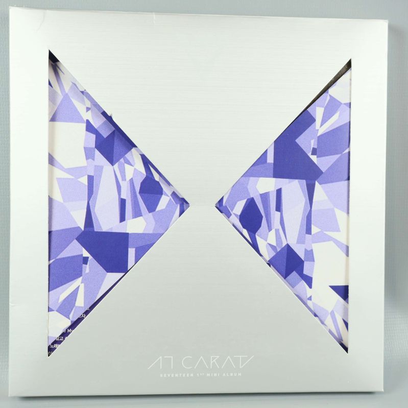 Framsida på K-pop album med geometriskt motiv