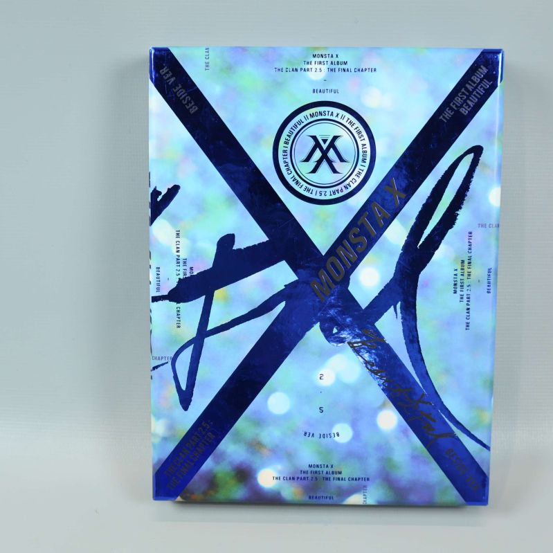 Framsida av Monsta X K-pop box med blå glans