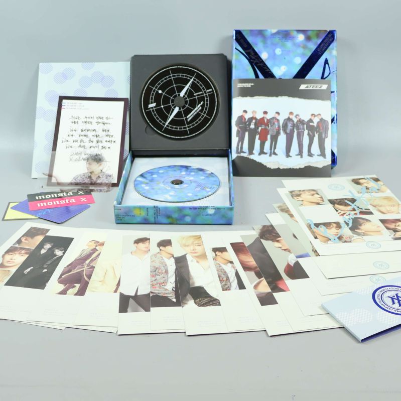 Monsta X CD-album, alla inslag som CD, kort och bilder är upplagda