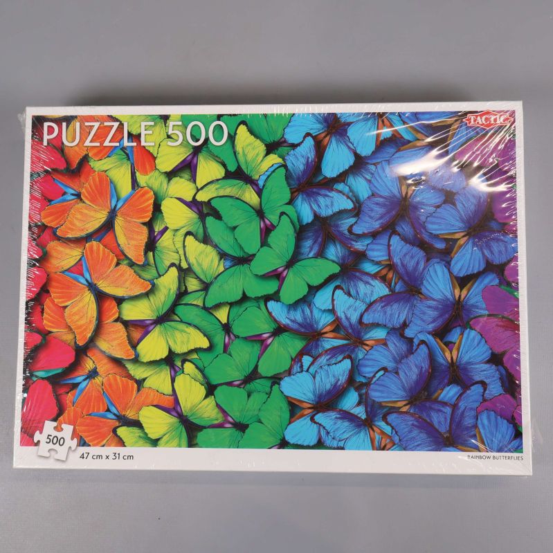 Färggrant pussel med regnbågsfärgade fjärilar i förpackning